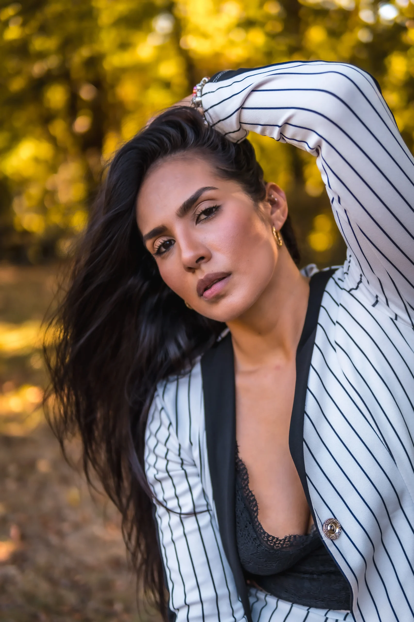 Modelo colombiana en retrato profesional como muestra del acompañamiento de nuestra agencia OnlyFans